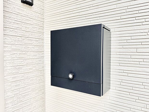 シンプルなデザインのポスト