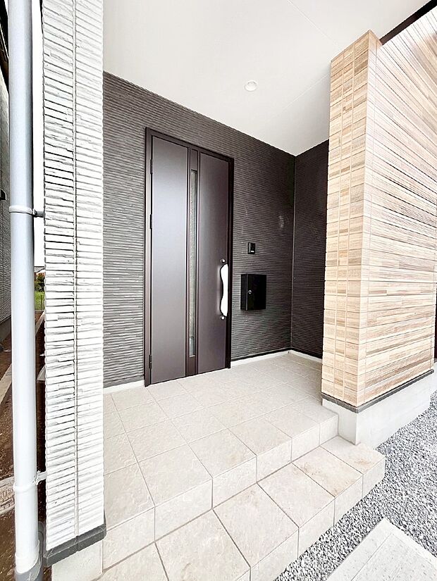 大切な家族、来客を出迎える玄関。