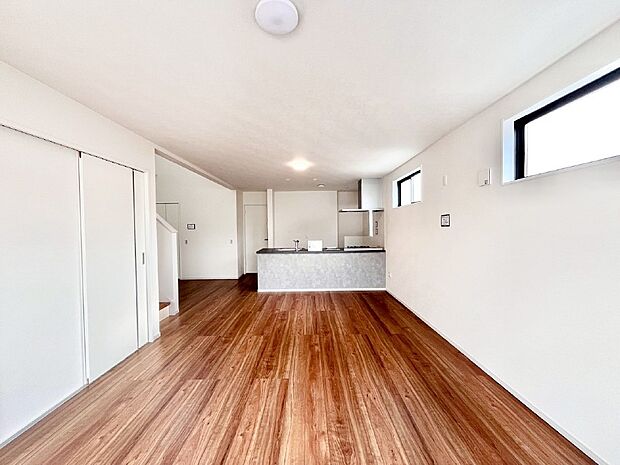 明るい陽光が注ぎ、寛ぎの雰囲気に満たされるリビングダイニング