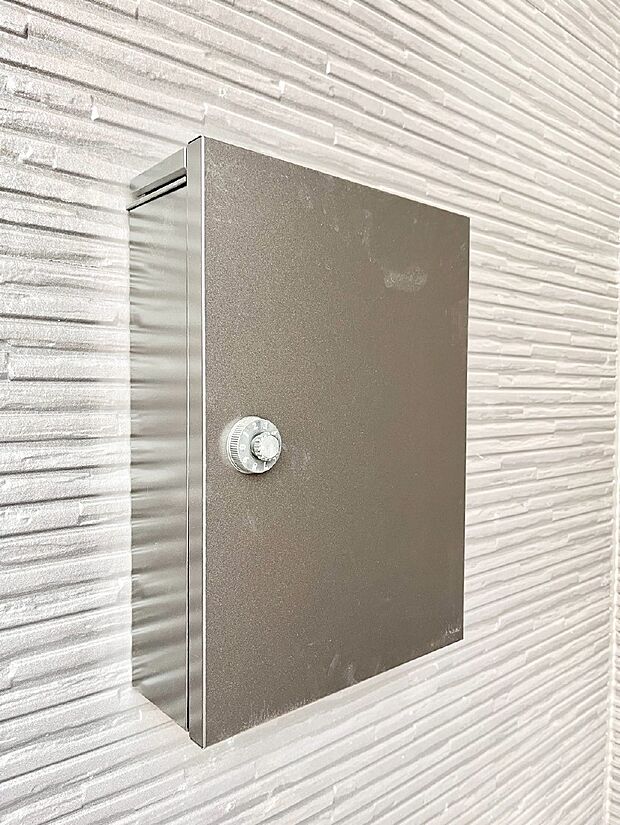 シンプルデザインのポスト。