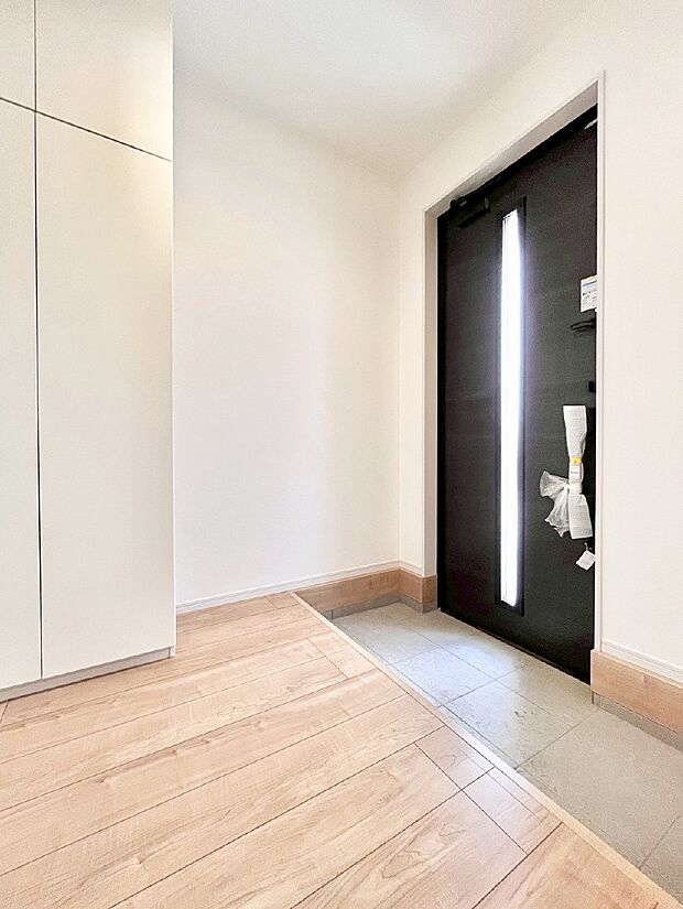 明るい玄関はお客様をお出迎えするのにぴったりです！ 