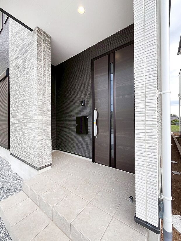 大切な家族、来客を出迎える玄関。