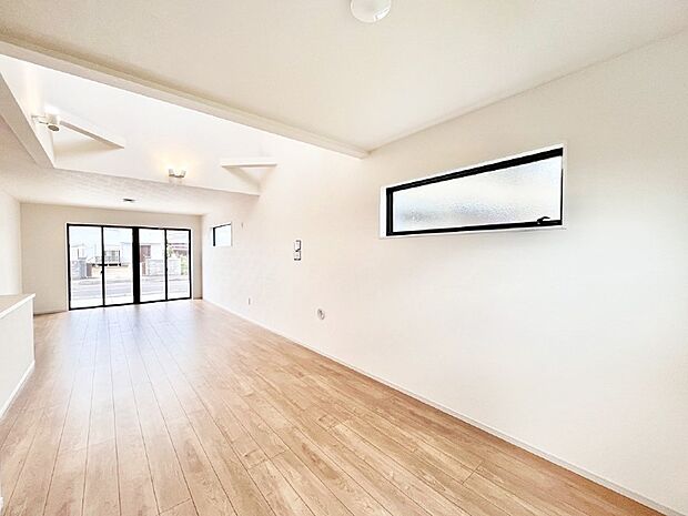 家族の笑顔が自然と生まれてくる、そんな雰囲気のダイニングに仕上がっています。