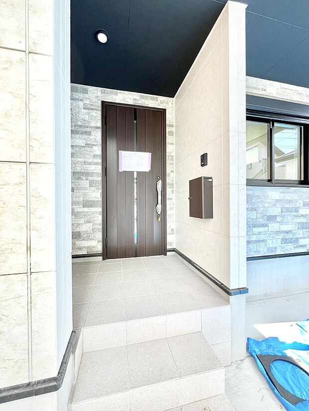 大切な家族、来客を出迎える玄関。