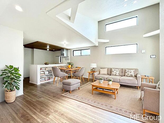 ご家族の賑やかな話し声で包まれる明るいリビング ※家具はCGです