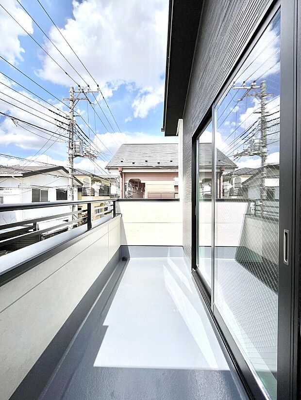 暖かな陽光が降り注ぐバルコニーはお洗濯におすすめ。爽やかな風も心地よいです。