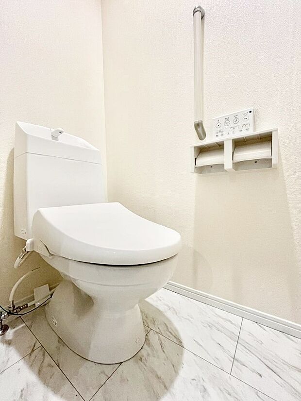 明るく清潔感のあるトイレです。