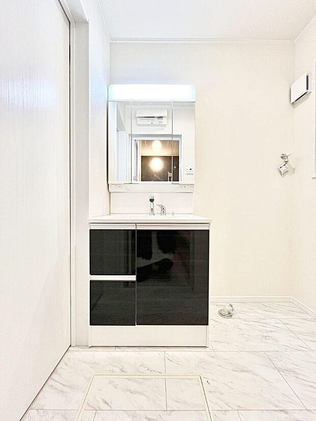 大きく見やすい三面鏡で清潔感ある洗面台は、身だしなみチェックや肌のお手入れにおすすめです。