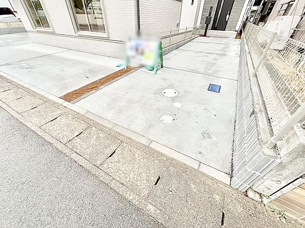 2台（車種による）駐車可！ご家族みんなの自転車も置ける広々カースペース。