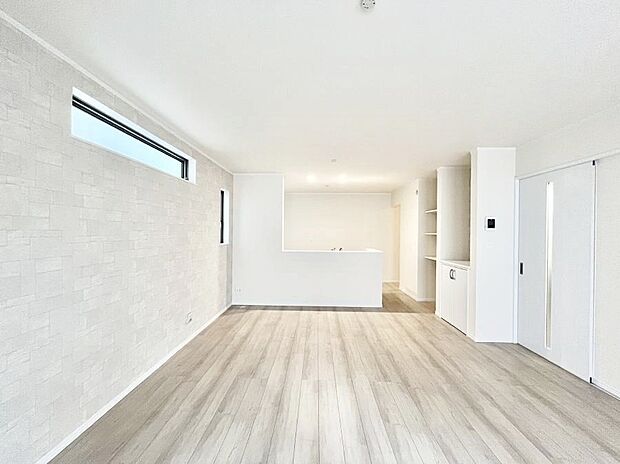 アクセントクロスがお洒落なダイニング。家族でのんびりくつろげる広々スペース。