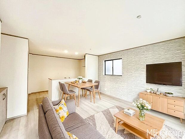 ご家族の賑やかな話し声で包まれる明るいリビング  ※家具はCGです