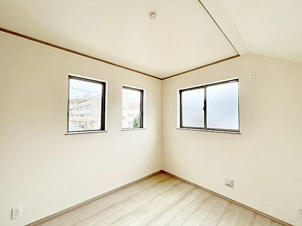 2面採光の洋室。窓から入り込む陽光がお部屋全体を優しく包み込みます！