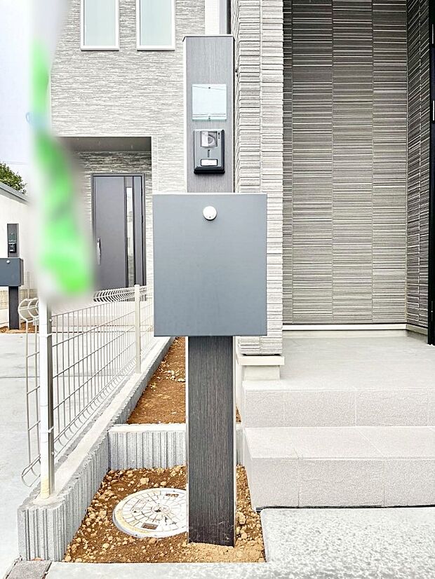 表札・インターホン・ポストをひとつに集約。エントランスになじむシンプルデザイン。