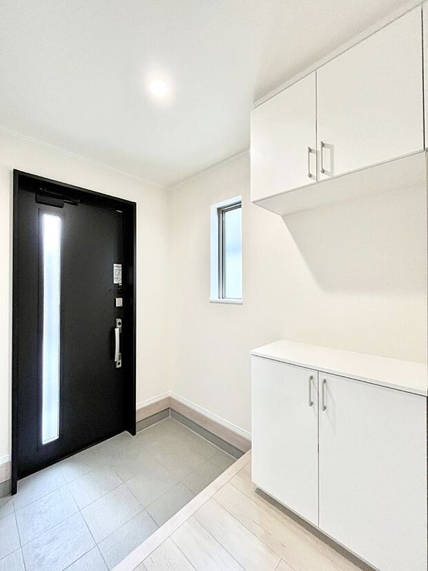 ガラススリットの入った玄関ドアが室内に光を届けてくれます