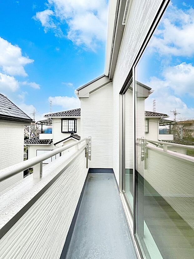 広々バルコニーでお洗濯物が気持ちよく乾きます。