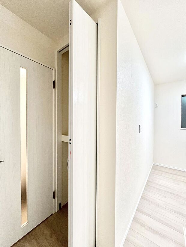 リビング収納。ここに収納があると物が集まるLDKがスッキリ片付きそうですね。  