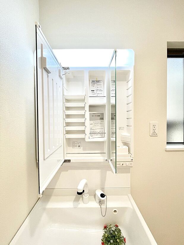 三面鏡の裏に、化粧品や衛生用品などを収納可能。洗面台をすっきりと保ちます！