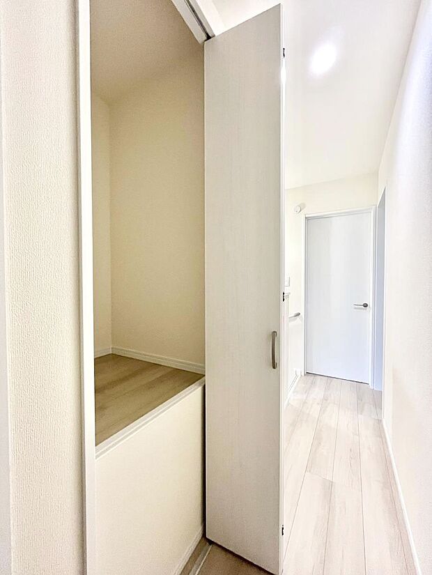 廊下収納。掃除道具や季節の小物を収納することができます。