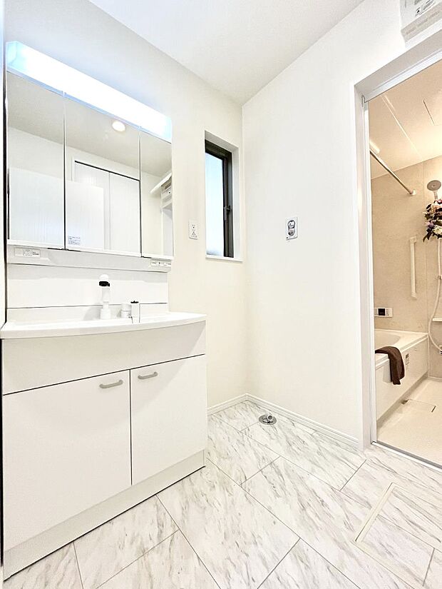 清潔感のある快適空間です。毎日の身支度も気持ち良くお使い頂けます。 