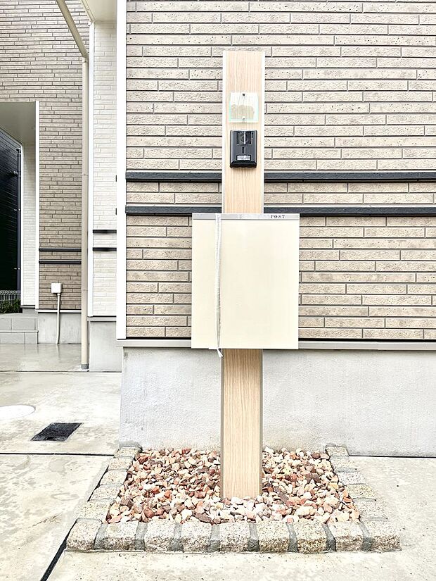 シンプルデザインのポスト。