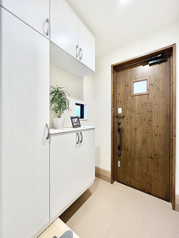 明るい玄関はお客様をお出迎えするのにぴったりです！ 