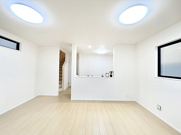 家族団らんの時間も増えそうなくつろぎのリビングダイニング。