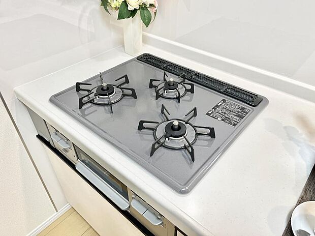 ガスコンロはＳｉセンサー搭載。火力調節や焦げ付き・消し忘れも防いでくれます。