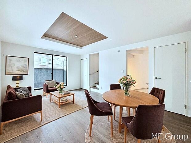 大きな窓からたっぷりの陽光と風を感じられるリビング ※家具はCGです