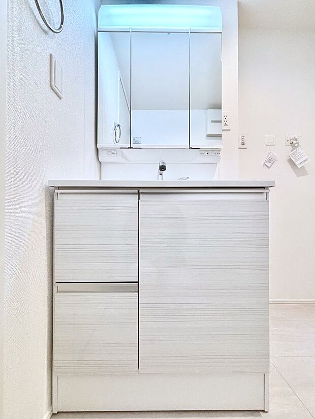 三面鏡キャビネット・シャワー付き洗面化粧台で忙しい朝の身支度もスムーズに！