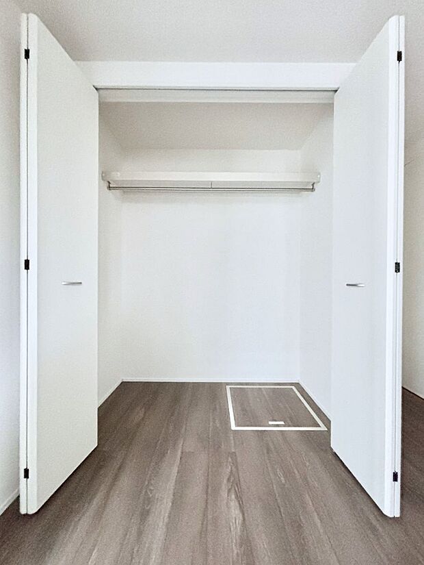 洋室のクローゼット。奥行きがあるので厚手の衣類もすっきり収まります。