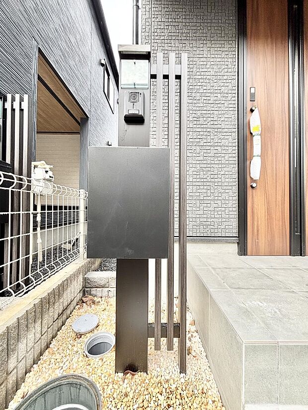 表札・インターホン・ポストをひとつに集約。エントランスになじむシンプルデザイン。