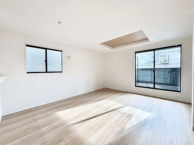 大きな窓からたっぷりの陽光と風を感じられるリビング