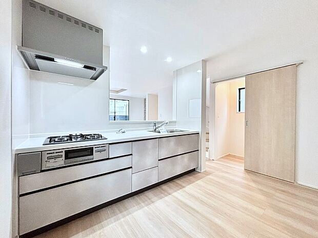 カウンター越しに楽しいおしゃべり。いつものお料理がもっと美味しくなりそうですね。