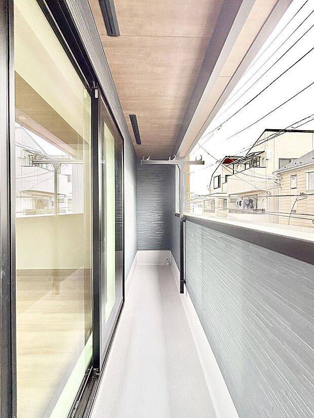 暖かな陽光が降り注ぐバルコニーはお洗濯におすすめ。爽やかな風も心地よいです。