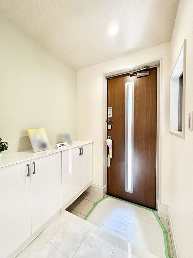 明るい玄関はお客様をお出迎えするのにぴったりです!