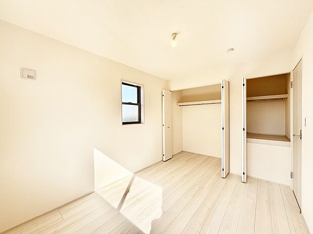 お子さまのお部屋としても!衣類の整理整頓に便利なクローゼット付きの洋室!