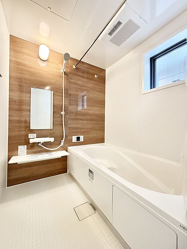 一日の疲れを癒してくれる明るいバスルーム。