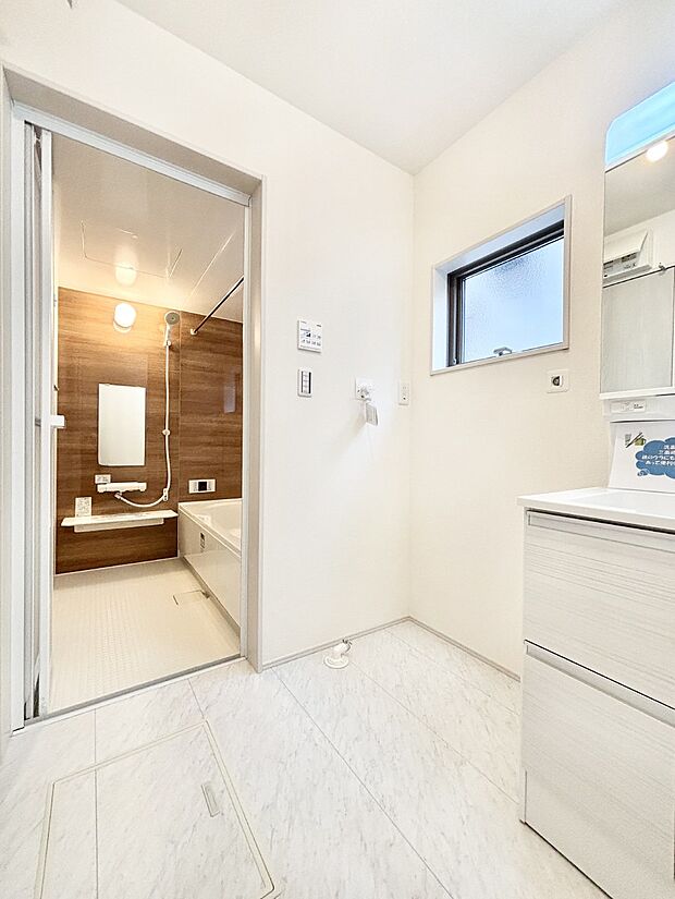 ゆとりの洗面スペースで朝の身支度もスムーズに