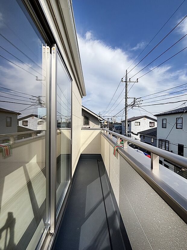 暖かな陽光が降り注ぐバルコニーはお洗濯におすすめ。爽やかな風も心地よいです。