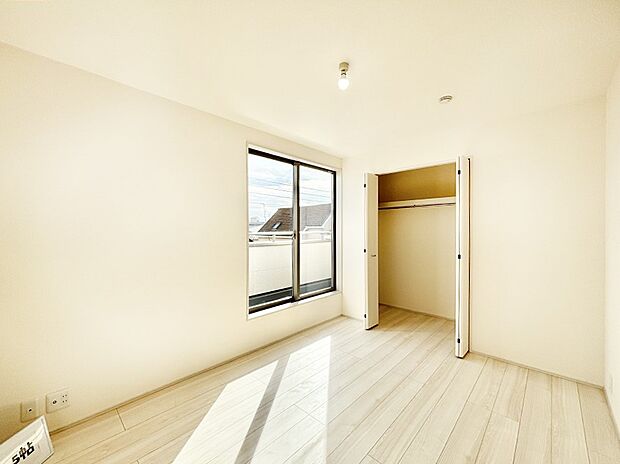 バルコニーからたっぷり入ってくる陽光がお部屋全体を優しく包み込みます!