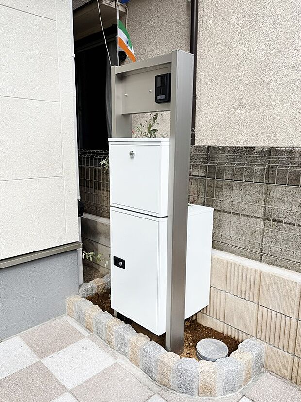 表札・インターホン・ポストをひとつに集約。エントランスになじむシンプルデザイン。