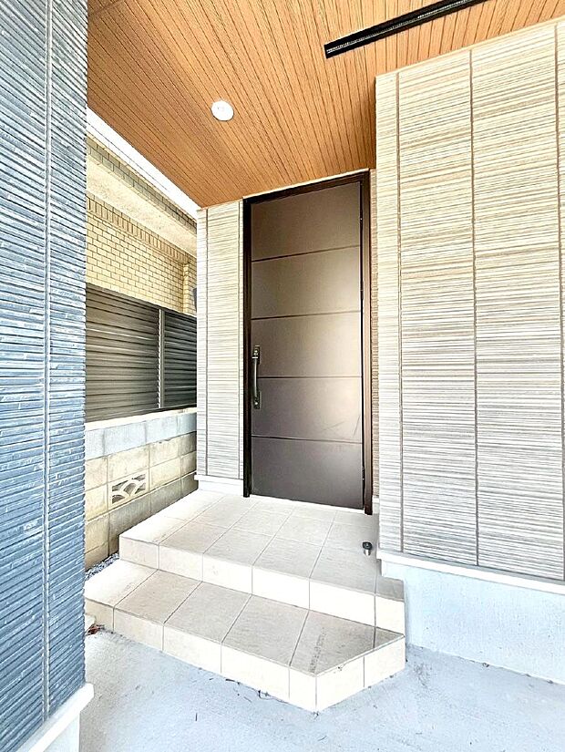 大切な家族、来客を出迎える玄関。