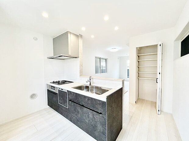 料理をしながらご家族との会話を楽しめる対面カウンターキッチン  