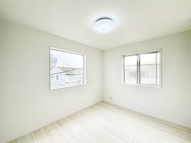 窓からのやさしい光が心地よいプライベートルーム  