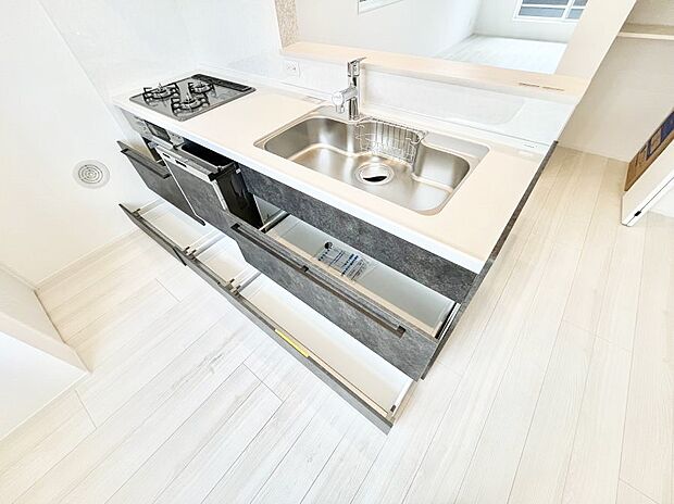 使いやすさを優先したスライド式収納タイプ！