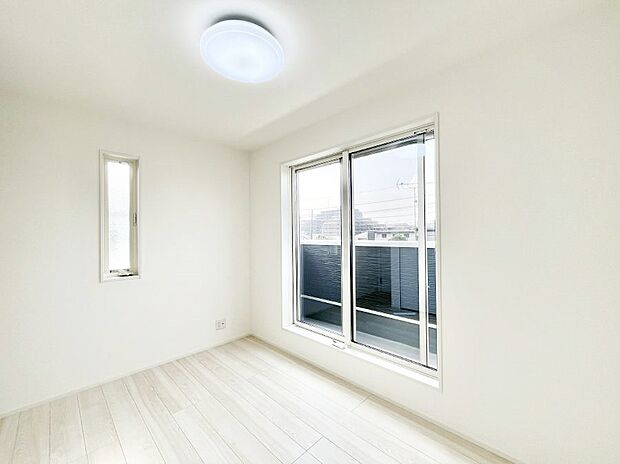 バルコニーが開放感をプラスしてくれる洋室  