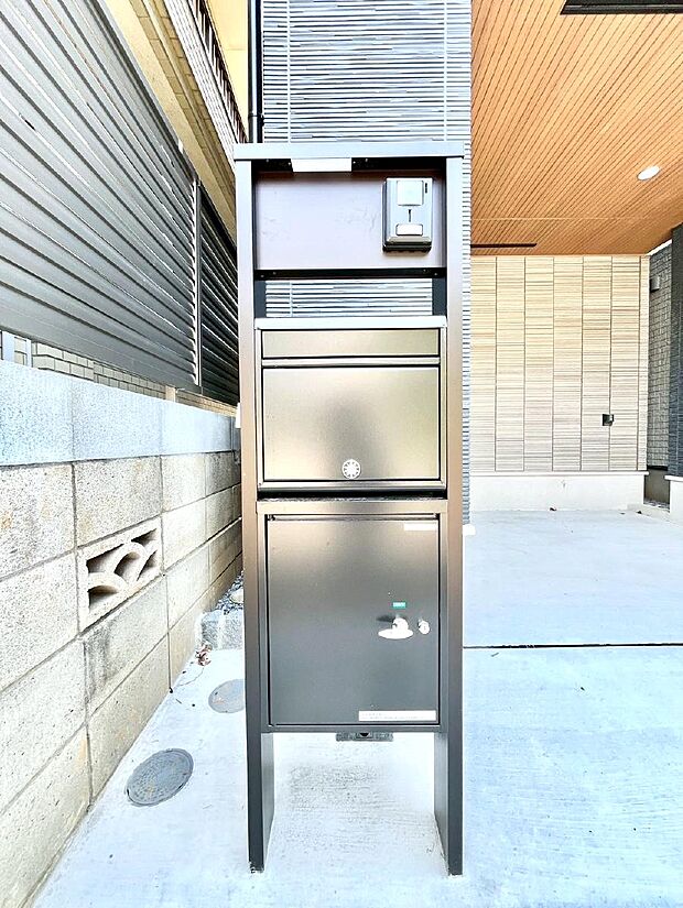 シンプルデザインのポスト。