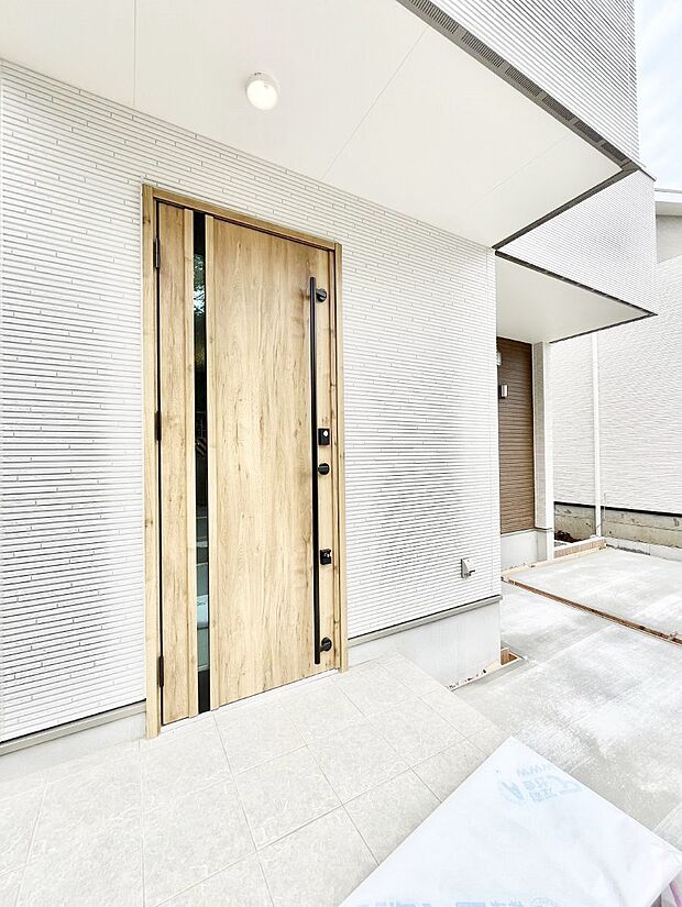 玄関前は雨が降っても濡れにくい屋根付き