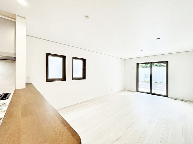 大きな窓からたっぷりの陽光と風を感じられるリビング