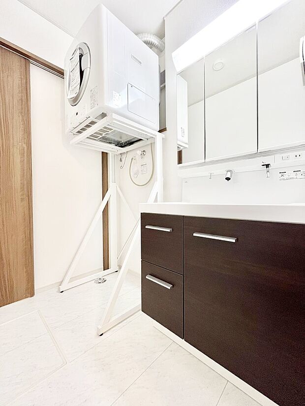 清潔感ある洗面化粧室で朝の身支度も快適